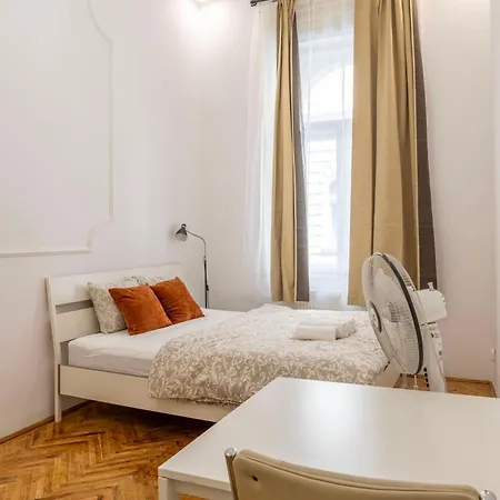 Grand 5 Bedroom By True Estate * Budapest